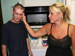 Grosse bite, Gros seins, Blonde, Branlette thaïlandaise, Cuisine, Léchez, Masturbation, Mère que j'aimerais baiser