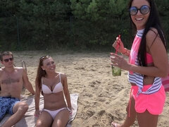 Blonde, Sucer une bite, En levrette, Le plan cul à quatre, Branlette thaïlandaise, Seins naturels, Pov, Rasée
