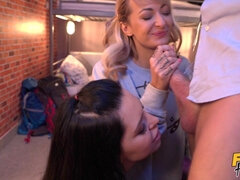 Leie, Blondine, Europäisch, Lecken, Muschi, Russisch, Tätowierung, Flotter dreier