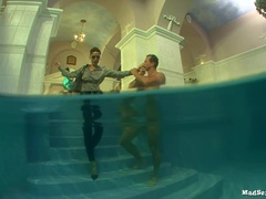 Nainen pukeissa mies alasti, Rankka, Orgiat, Pikkarit, Juhlat, Pillu, Sukkahousu, Märkä