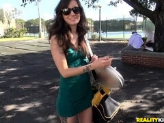 Stor kukk, Kukk suging, Brunette, Bakfra, Naturlige bryster, Kort hår, Tynn, Pupper