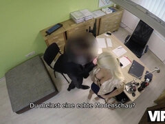 VIP4K. Die vollbusige Blondine Blanche gibt sich der - Casting