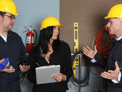 Gros cul, Grosse bite, Gros seins, Sucer une bite, Brunette brune, En levrette, Seins naturels, Bureau