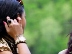 Morena, Sexo duro, Lesbiana, Masturbación, Desnudo, Al aire libre, Coño, Satén