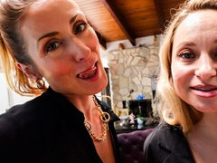 Grosser arsch, Grosse titten, Fingern, Küssen, Lesbisch, Muschi, Rasiert, Entkleiden