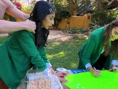 Avsugning, Brunett, Doggystyle, Ansiktsbehandling, Slick, Naturliga tuttar, Fitta, Trekant