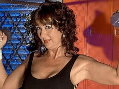 Leie, Grosser arsch, Grosse titten, Braunhaarige, Milf, Solo, Entkleiden, Titten