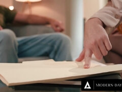 Stor røv, Store bryster, Sædskud, Pik, Give finger, Fisse, Ridning, Hård sex