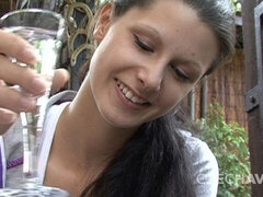 Amatør, Kukk suging, Brunette, Bakfra, Runke, Slikking, Skjørt, Tenåring