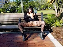 Velké kozy, Brunetka, Gotika, Masturbace, Venku, Na veřejnosti, Sólo