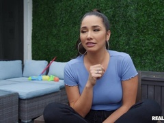 Derrière les coulisses, Gros seins, Gode, Piercing, Réalité, Jupe, Fessée, Jouets