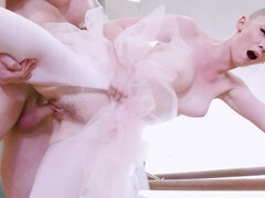 Fooling around can make ballerina lose her mind in sexual desire