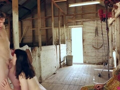 Moški z dvema ženskama, Zunaj