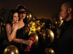 18, Stor stjärt, Stor kuk, Avsugning, Brunett, Hembiträde, Naturliga tuttar, Tuttar