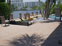 Bikini, Pik sutte, Brunette, Lækker, Langt ned i halsen, Hårdt, Mor jeg gerne vil kneppe, Svømmepøl