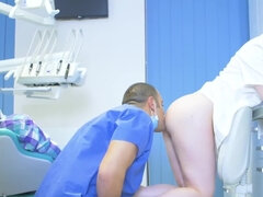 Blondin, Avsugning, Doktor, Doggystyle, Fetisch, Handjobb, Sjuksköterska, Uniform