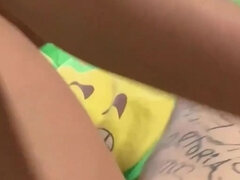 Stor stjärt, Avsugning, Sperma shot, Handjobb, Latina, Pov, Tatuering