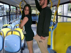 Amatorka, Duży tyłek, Duży kutas, Brunetka, Autobus, Obciąganie, Latynoska, Student