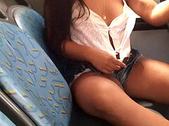 Sra soles se exibindo com shortinho curto e blusa branca sem sutiã no ônibus