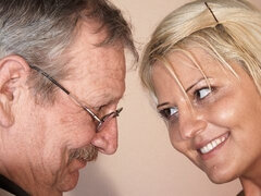 Blond, Pijpbeurt, Hondjeshouding, Sportzaal, Handbeurt, Sportoefening, Tiener, Tieten likken