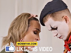 Blonde, Tromperie, Mature, Mère que j'aimerais baiser, Russe, Séduite, Suçant