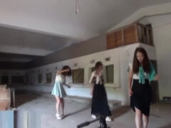 Weird asian babes pissing