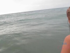 Plage, Blonde, Petite amie, Petite femme, Piscine, Rasée, Fumer, Gicler