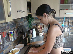 아마추어, 큰 엉덩이, 흑갈색 머리, 체코인, 집에서 만든, 부엌, 엄마