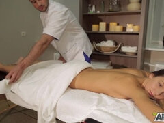 Ruskeahiuksinen, Selkäsauna, Hieronta