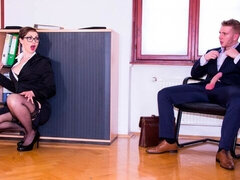 Stor røv, Stor pik, Store bryster, Pik sutte, Brunette, Mor jeg gerne vil kneppe, Kort hår, Strømper