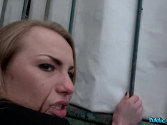 Enthousiasteling, Blond, Pijpbeurt, Sperma shot, Schattig, Buiten, Russisch, Tieten likken