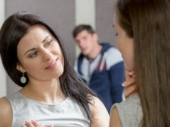 Gros cul, Sucer une bite, Brunette brune, En levrette, 2 femmes 1 homme, Seins naturels, Adolescente, Nénés