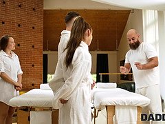 Μελαχροινή, Ο μπαμπάς, Μασάζ, Μουνί, Ξυρισμένη, Έφηβος, Πισωκολητό εφήβου, Βυζιά