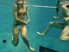 Grosse titten, Bikini, Vollbusig, Natürlichen titten, Zierlich, Pool, Dürr, Titten