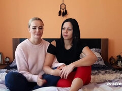 Brunette Amateur lesbians Victoria und Julia vergnï¿½gen sich ausgiebig mit einem Glasdildo - Fingering