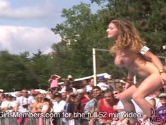 Amatorka, Duży tyłek, Cycata, Nagość, Naturalne cycki, Na wolnym powietrzu, Publiczny, Cycki