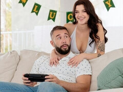 Gros cul, Grosse bite, Gros seins, Sucer une bite, Brunette brune, En levrette