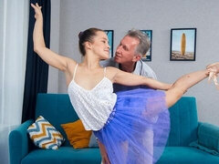 18 ans, Gros cul, Grosse bite, Sucer une bite, En levrette, Seins naturels, Adolescente, Nénés