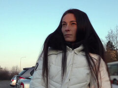 Anal, Brunette brune, Tir de sperme, En levrette, Doigter, Petite femme, Public, Timide