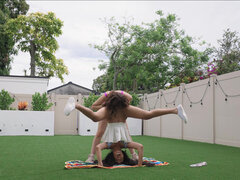 Americké, Zadek, Kotě, Velký zadek, Přítelkyně, Podpatky, Líbání, Lesbické