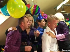 Påklædt sex, Sædskud, Hjemmelavet, Lesbisk, Orgie, Fest, Bad, Swingers