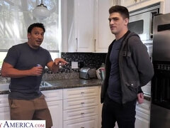 Richelle Ryan and Husband's Friend Share a Soapy Encounter / 11.11.2019