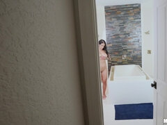 Gros seins, Sucer une bite, Brunette brune, Bâillonner, Masturbation, Piercing, Fessée, Branlette espagnole