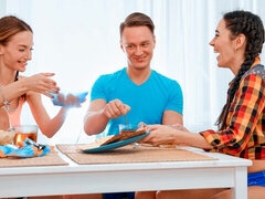 Pijpbeurt, Bruinharig, Hondjeshouding, 1 man 2 vrouwen, Keuken, Tatoeage, Tiener, Trio