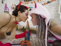 Hatalmas hátsó, Tekintélyes didik, Ujjazás, Csókolózás, Leszbikus, Nuni, Begyek, Játékszerek