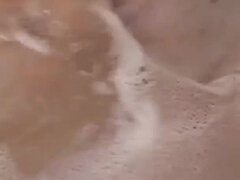 Salle de bains, Brunette brune, Éjaculation interne, Faciale, Femelle, Masturbation, Mère que j'aimerais baiser, Chatte