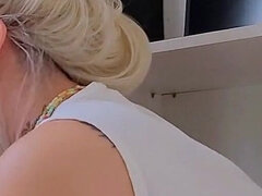 18 ans, Amateur, Beauté, Blonde, Éjaculer dans la bouche, Tir de sperme, Branlette thaïlandaise, Tatouage