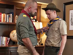 Anal, Pik sutte, Håndjob, Onani, Ældre kvinde, Kontor, Olie, Uniform