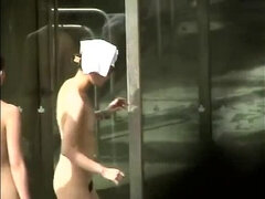 Asijské, Japonské, Na veřejnosti