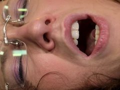 In den arsch, Grosse titten, Blasen, Braunhaarige, Aufs gesicht abspritzen, Zierlich, Jungendliche (18+)